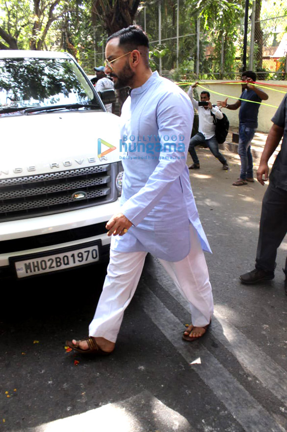 saif ali khan and bhushan kumar at ajay devgns house 3