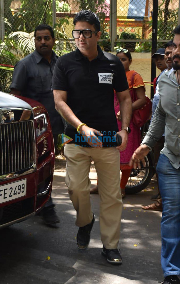 saif ali khan and bhushan kumar at ajay devgns house 4