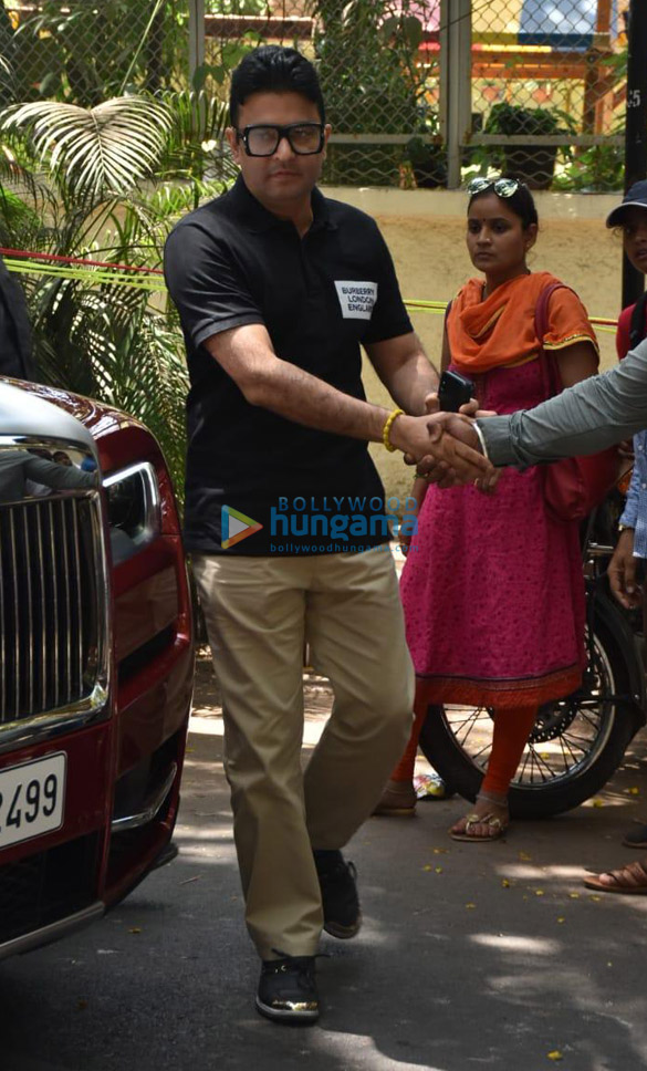 saif ali khan and bhushan kumar at ajay devgns house 5
