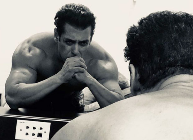 Salman Khan posts a SHIRTLESS selfie, sending fans into frenzy!