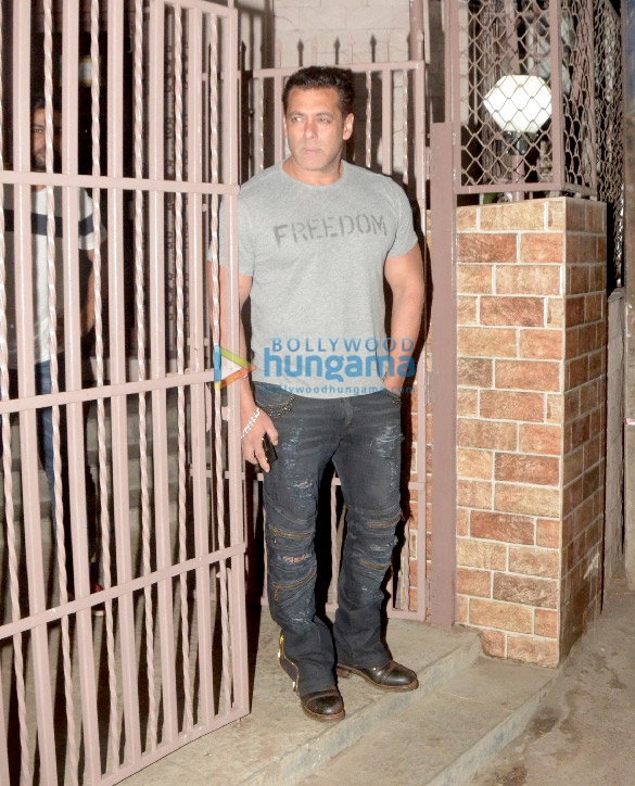 salman khan spotted at a recording studio in bandra 1 2