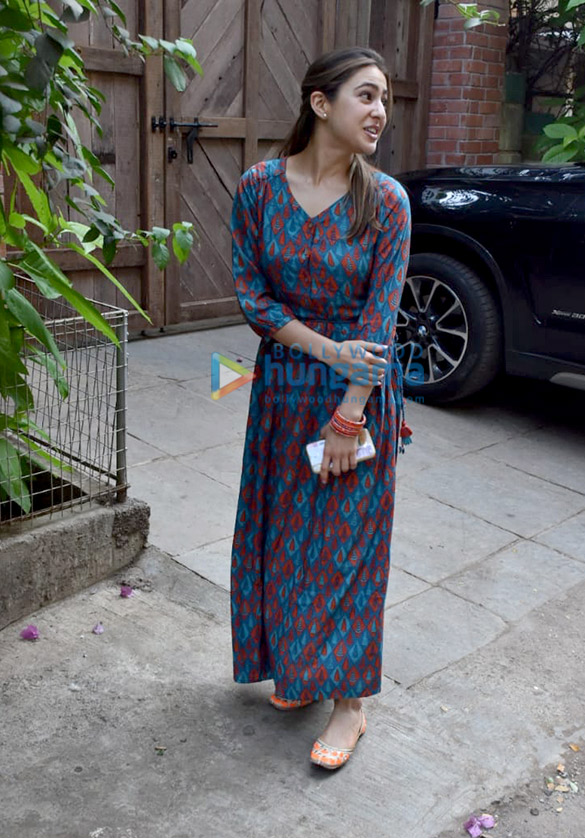 sara ali khan snapped at a friends place in versova 6