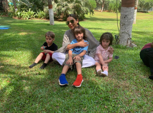 Shah Rukh Khan reacts to Gauri Khan's adorable photo with Abram Khan and Karan Johar's kids Roohi and Yash