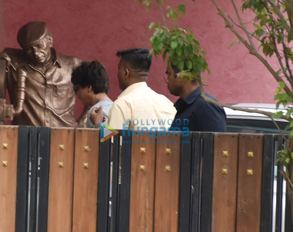 shah rukh khan spotted in andheri 3
