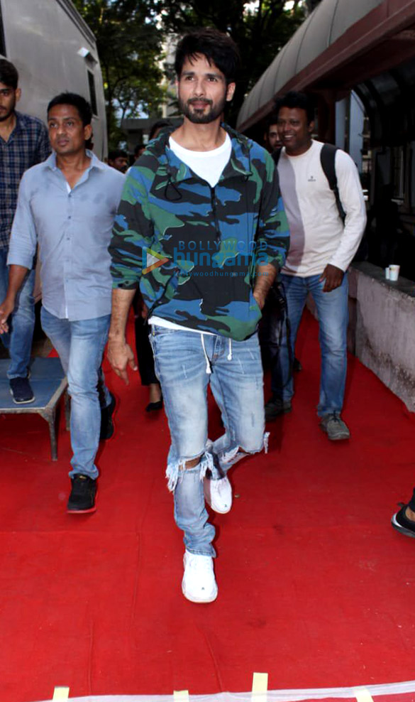Shahid Kapoor, Kiara Advani and Vicky Kaushal snapped with Neha Dhupia on the sets of BFFs with Vogue season 3 Shahid Kapoor, Kiara Advani and Vicky Kaushal snapped with Neha Dhupia on the sets of BFFs with Vogue season 3