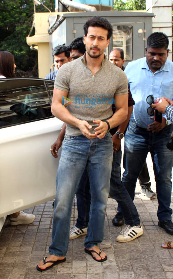 tiger shroff ananya panday and tara sutaria snapped at pvr juhu 1