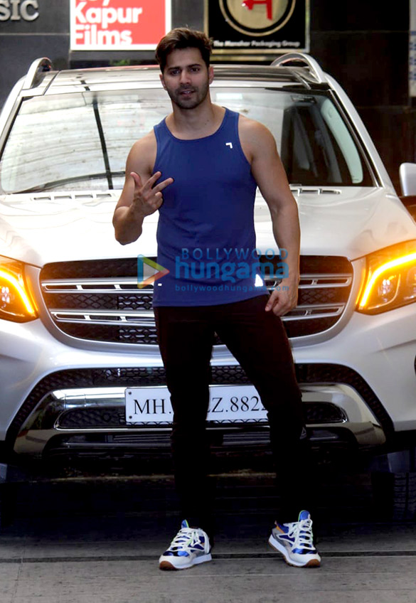 varun dhawan spotted at the gym 2 7
