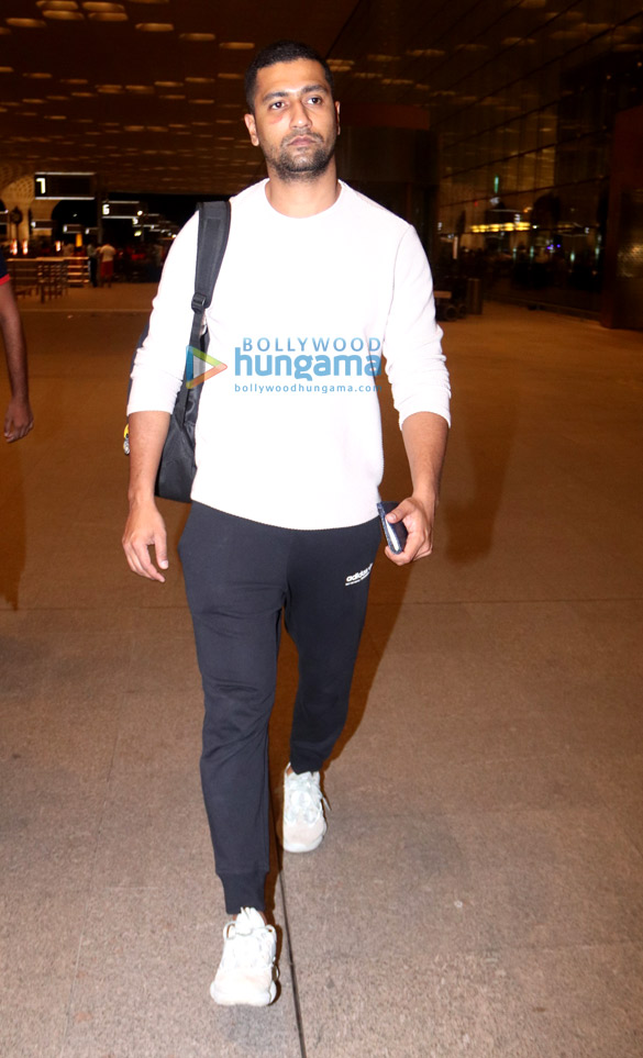 vicky kaushal and radhika apte snapped at the airport 1