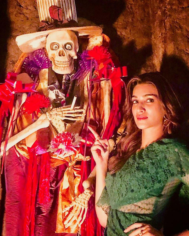 Kriti Sanon is giving us ‘Aao Kabhi Haveli Pe’ vibes with this spooky photo from the sets of Housefull 4