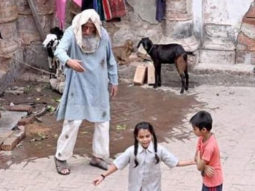 Amitabh Bachchan spotted on the sets of Gulabo Sitabo in his NEW and quirky avatar!