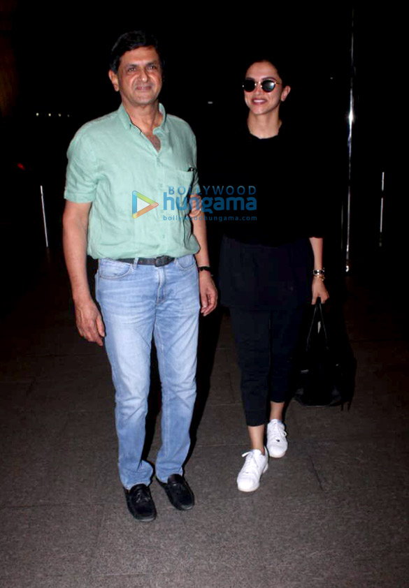 deepika padukone snapped at the airport 3 8