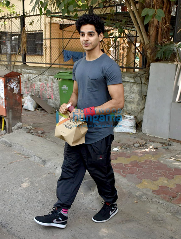 ishaan khatter spotted at the kitchen garden in juhu 3