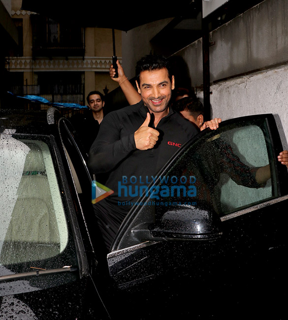 john abraham snapped in khar 5