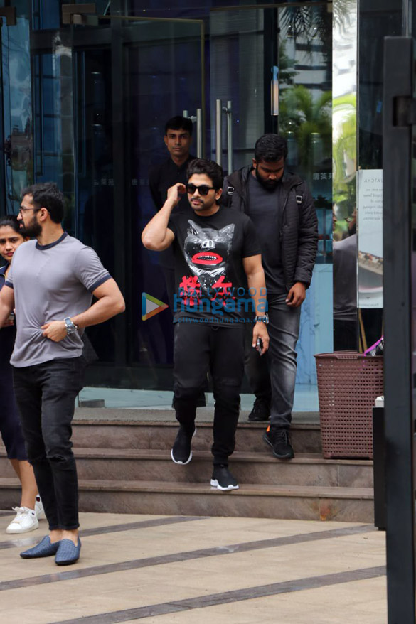 photos allu arjun spotted at suzette in bandra 2