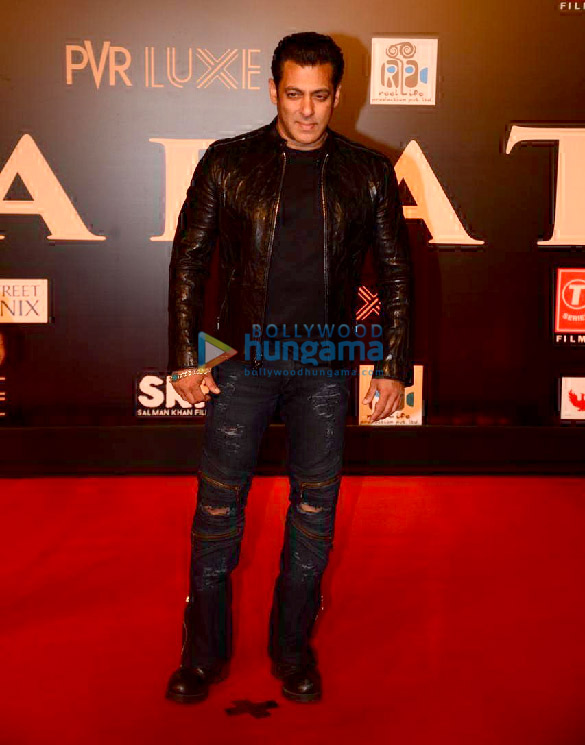 photos celebs grace the premiere of bharat in mumbai 12