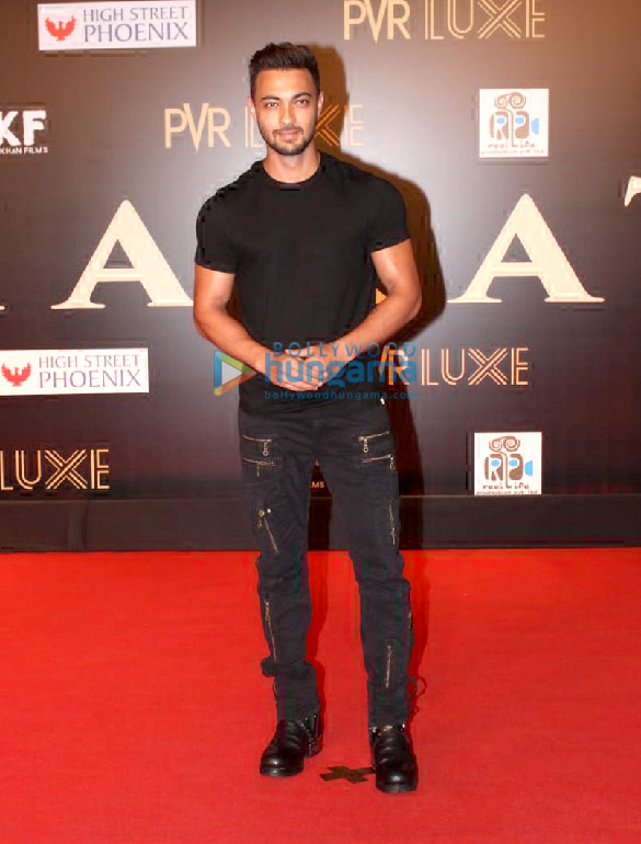 photos celebs grace the premiere of bharat in mumbai 36
