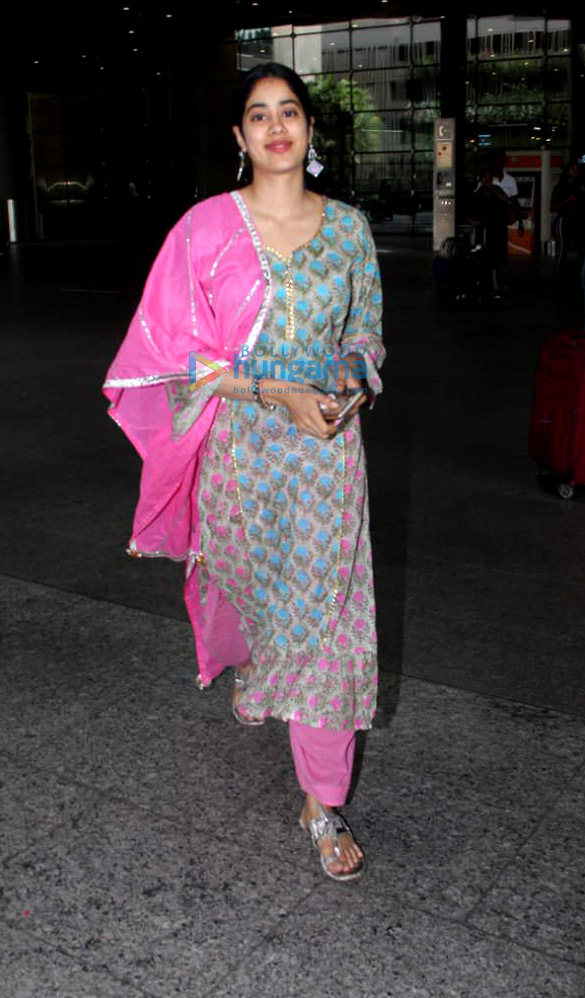 photos deepika padukone janhvi kapoor and varun dhawan snapped at the airport 2