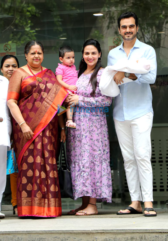 Photos: Esha Deol snapped with her new born baby at Hinduja Hospital in Khar