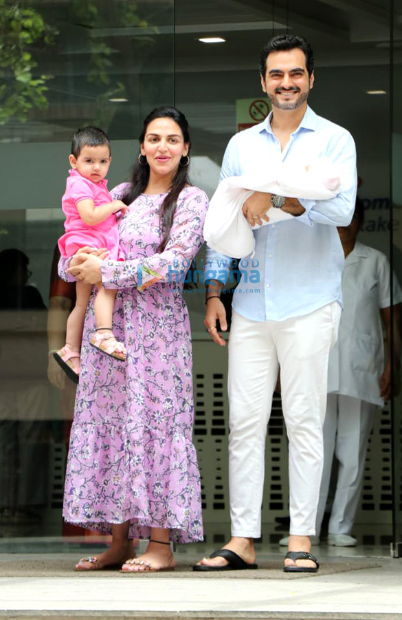 photos esha deol snapped with her new born baby at hinduja hospital in khar 2