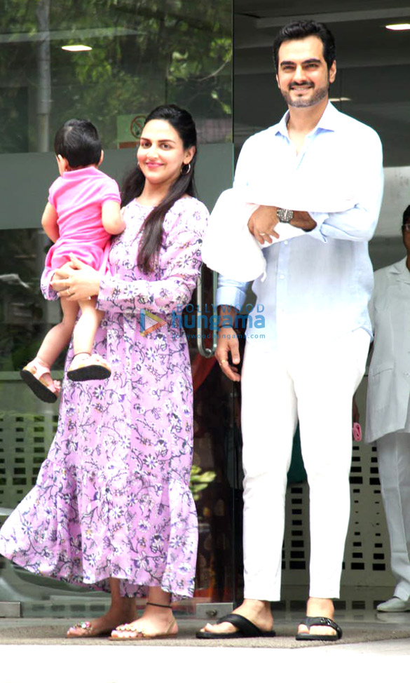 photos esha deol snapped with her new born baby at hinduja hospital in khar 4