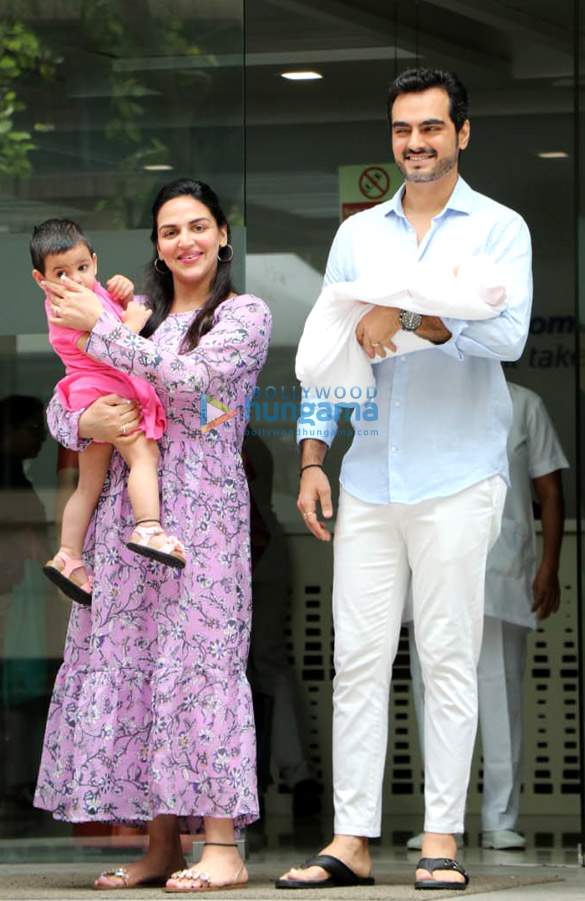 photos esha deol snapped with her new born baby at hinduja hospital in khar 5