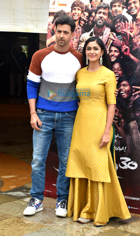 photos hrithik roshan and mrunal thakur snapped during super 30 promotions 4 2
