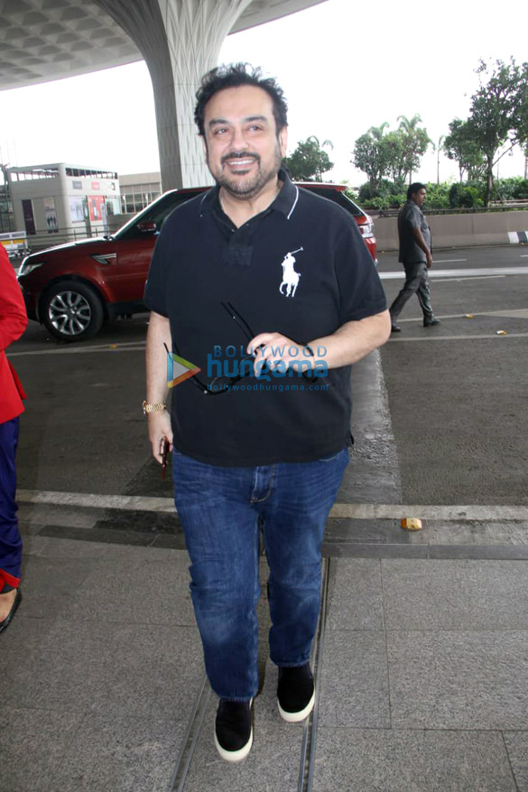 photos janhvi kapoor kriti sanon kartik aaryan and others snapped at the airport 1