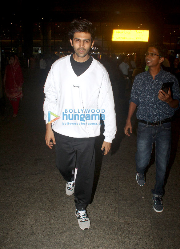 photos kartik aaryan and evelyn sharma snapped at the airport 3