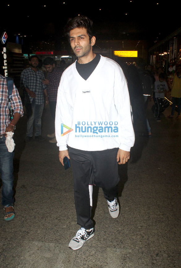 photos kartik aaryan and evelyn sharma snapped at the airport 5