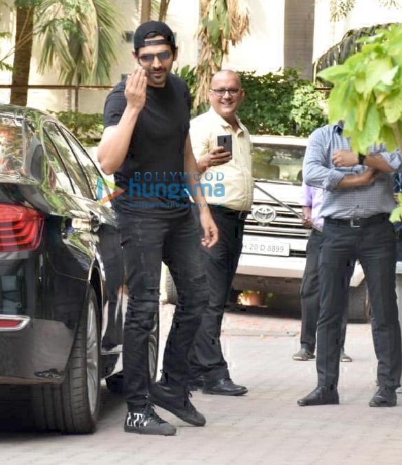 photos kartik aaryan snapped post a meeting at aanand l rais office 2