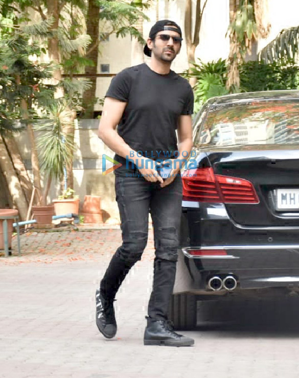 photos kartik aaryan snapped post a meeting at aanand l rais office 4