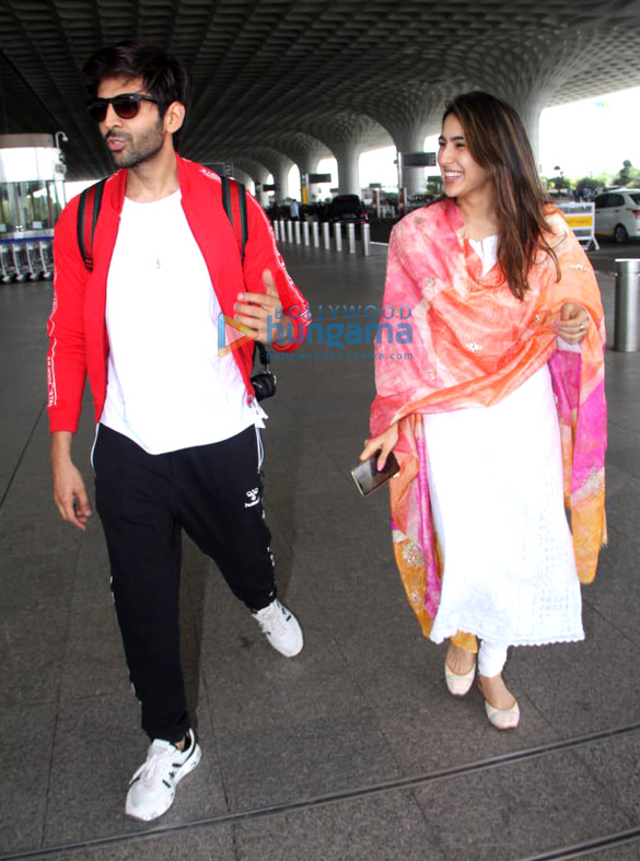 photos katrina kaif kareena kapoor khan sara ali khan and kartik aaryan snapped at the airport 2