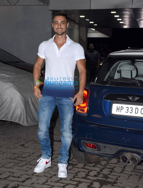 photos salman khan daisy shah arbaaz khan and others grace sohail khans house party 7