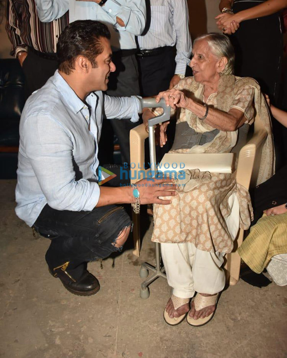 photos salman khan and katrina kaif meet families who have witnessed the 1947 partition 6