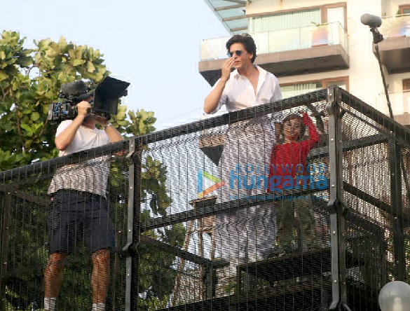 photos shah rukh khan snapped greeting fans at mannat during eid celebration 1