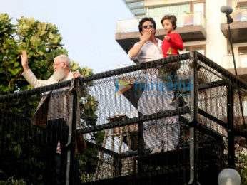 Photos: Shah Rukh Khan snapped greeting fans at Mannat during Eid celebration