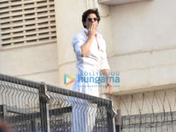 Photos: Shah Rukh Khan snapped greeting fans at Mannat during Eid celebration