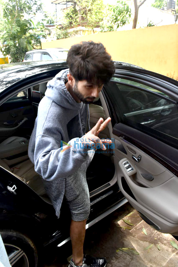photos shahid kapoor snapped at a clinic in versova 1