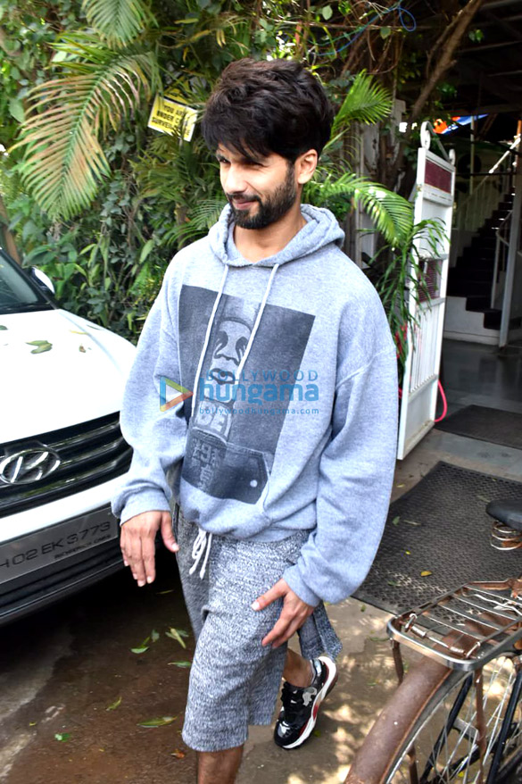 photos shahid kapoor snapped at a clinic in versova 4