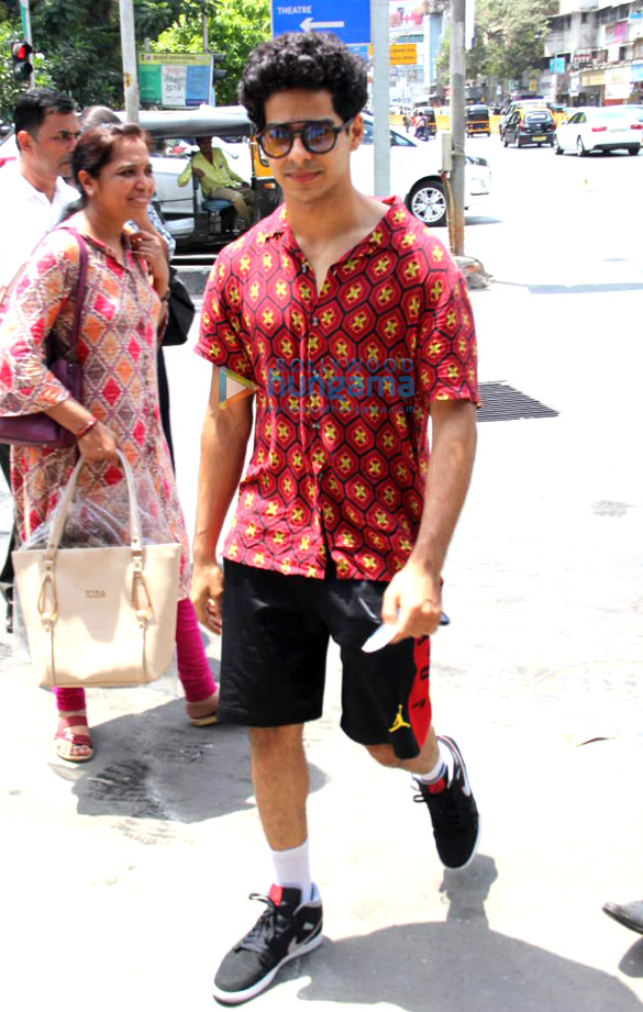photos shilpa shetty shamita shetty and ishaan khatter spotted at bastian in bandra 3