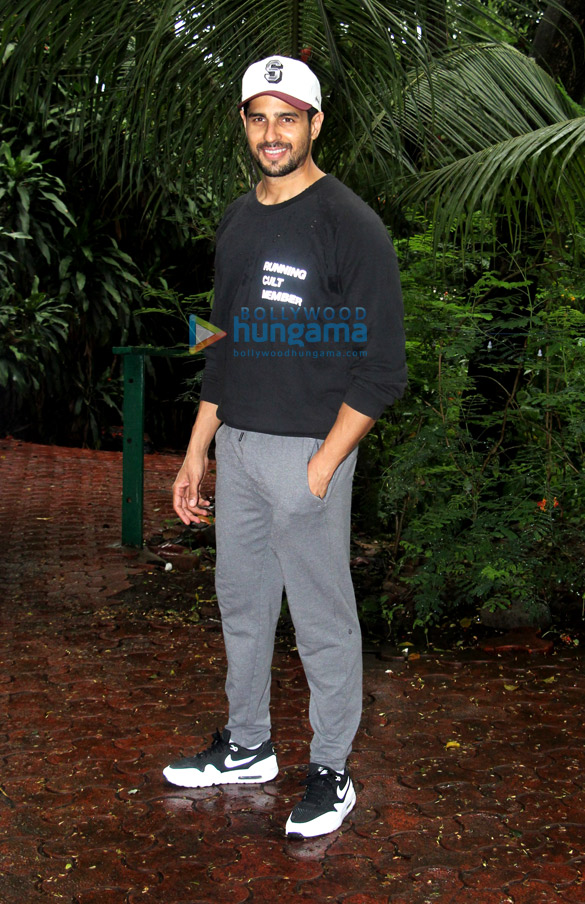 Photos: Sidharth Malhotra spotted post dance rehearsals