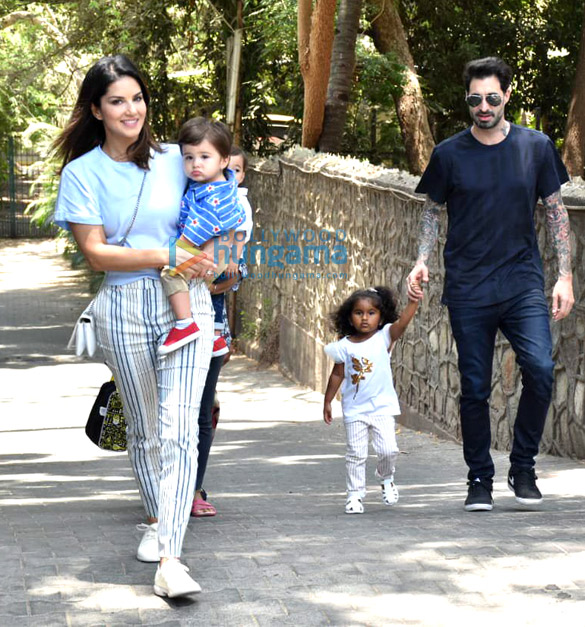 photos sunny leone snapped with her family at juhu 1