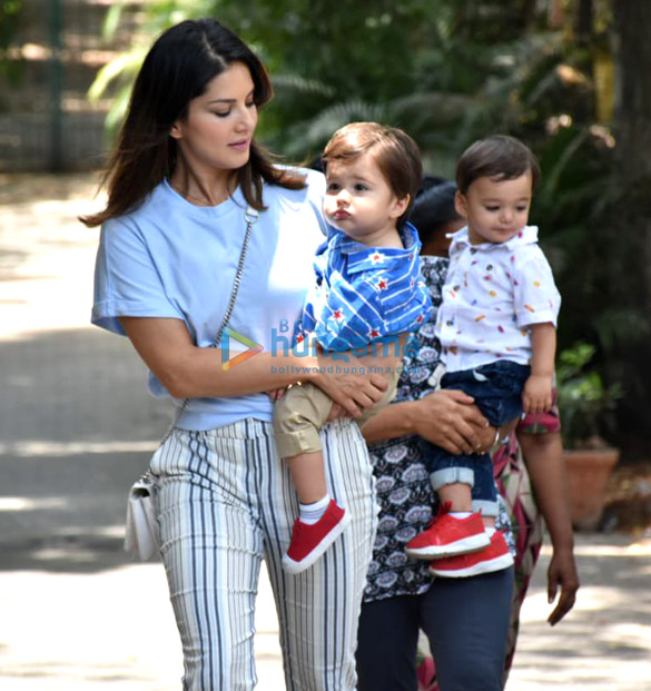 photos sunny leone snapped with her family at juhu 3