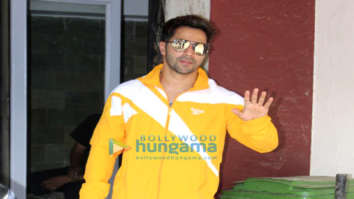 Photos: Varun Dhawan and Janhvi Kapoor snapped at the gym