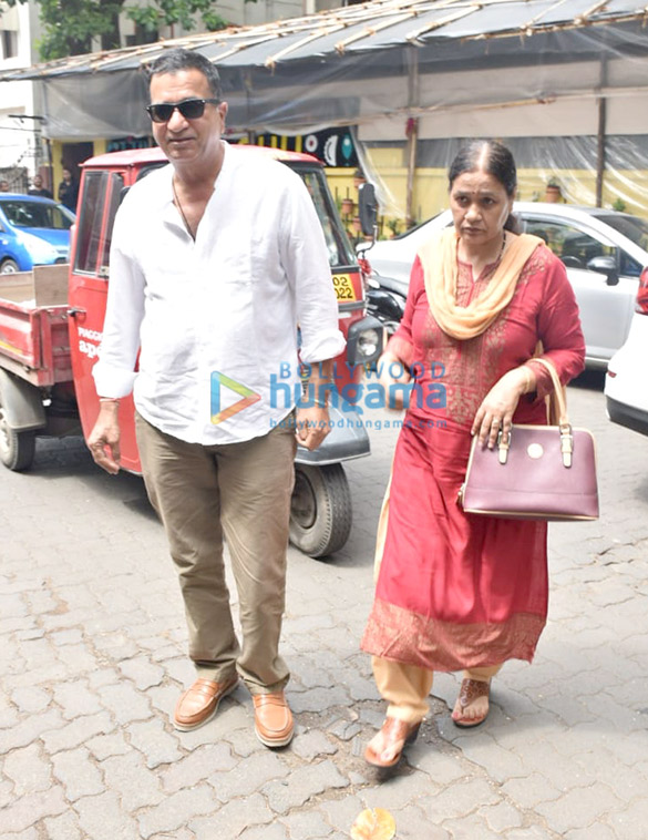 photos vicky kaushal and sunny kaushal snapped with their parents at bayroute in juhu 1