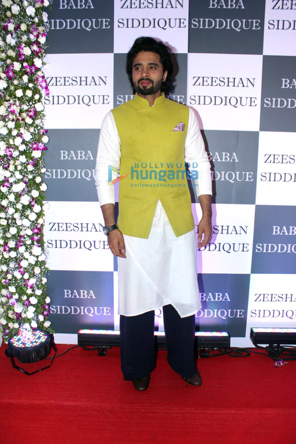 salman khan iulia vantur arbaaz khan mouni roy and others snapped at baba siddiques iftaar party 20