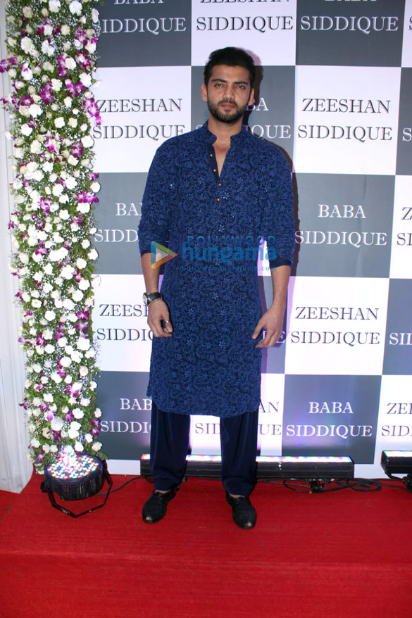 salman khan iulia vantur arbaaz khan mouni roy and others snapped at baba siddiques iftaar party 21