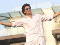 Shah Rukh Khan wishes Eid Mubarak to his fans outside Mannat
