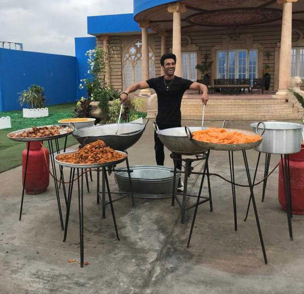 Pulkit Samrat turns chef on the sets of John Abraham starrer Pagalpanti; makes delicious snacks! Pulkit Samrat turns chef on the sets of John Abraham starrer Pagalpanti; makes delicious snacks!