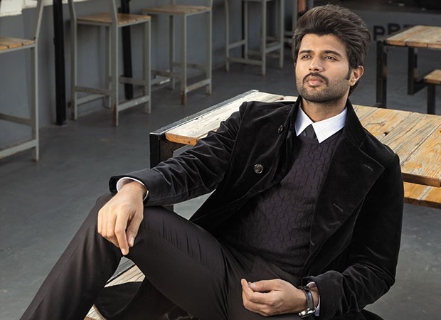 Vijay Deverakonda wins hearts again as he lovingly handles his female fan who got emotional meeting him! Vijay Deverakonda wins hearts again as he lovingly handles his female fan who got emotional meeting him!
